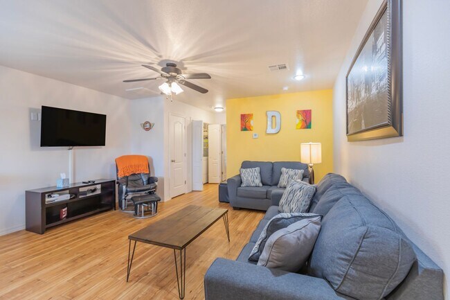 Building Photo - 800 Sherwood Dr