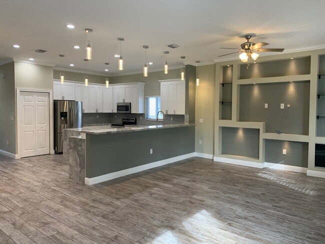 Building Photo - NEWER CONSTRUCTION MODERN HOME