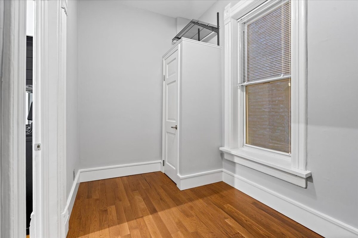 Building Photo - 1102 N Wolcott Ave