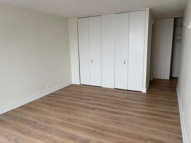 Building Photo - 901 S Plymouth Ct