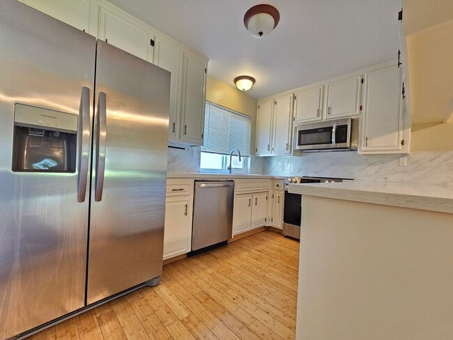 Building Photo - Charming Condo With Pool Access!
