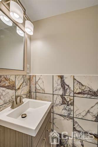 Building Photo - 216 E 7th St