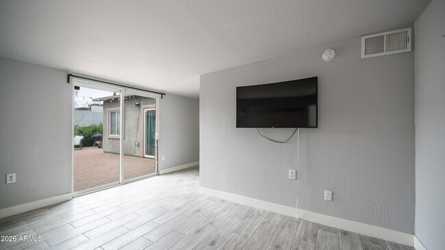 Building Photo - 717 E Palmaire Ave