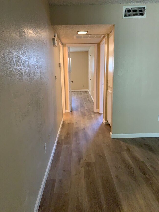 Building Photo - 4401 Parkwood Ct