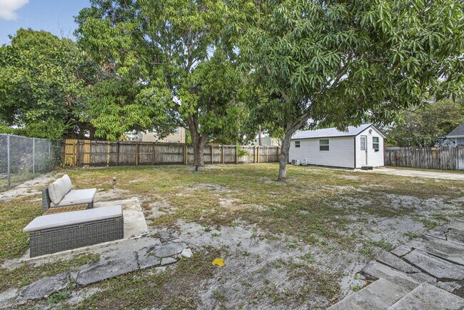 Building Photo - 701 37th St