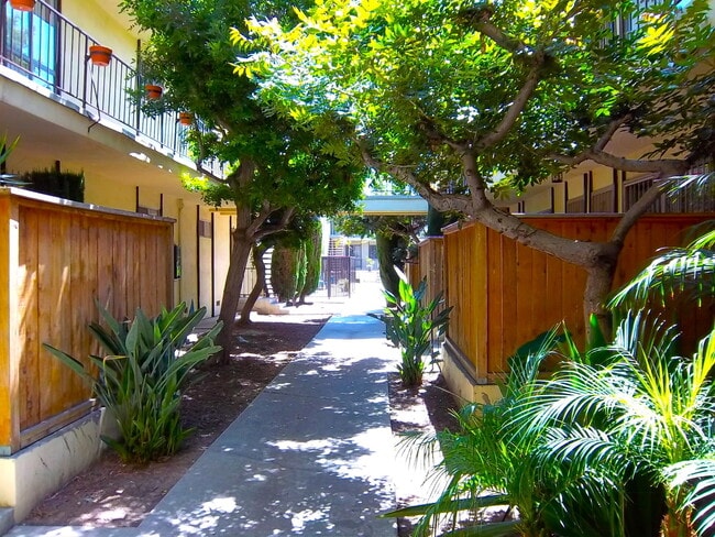 Building Photo - Sunny Spacious Upstairs Condo in Gated Bldg w/Pool by Highland Elementary School
