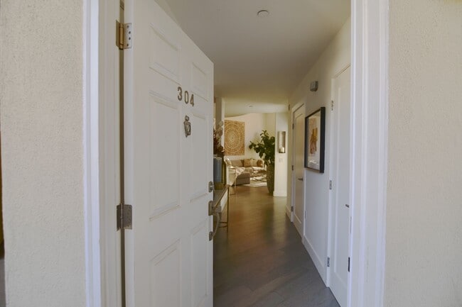 Building Photo - 5703 Laurel Canyon Blvd