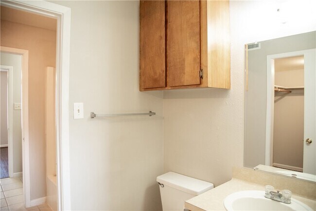 Building Photo - 1902 Woodsman Dr