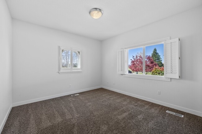 Building Photo - 143 Pine Lake Dr