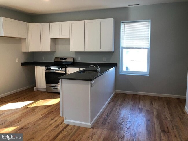 Building Photo - 441 Leverington Ave