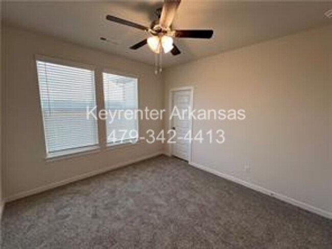 Building Photo - Amazing 3 Bedroom - 3.5 Bathroom in Fayetteville!