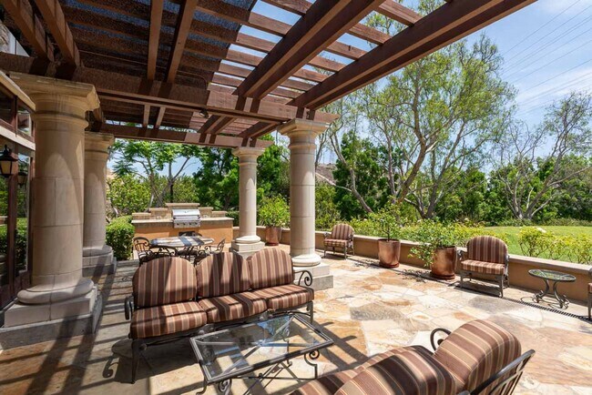 Building Photo - 3 Bedroom Townhome in the Escala Community of Mission Valley