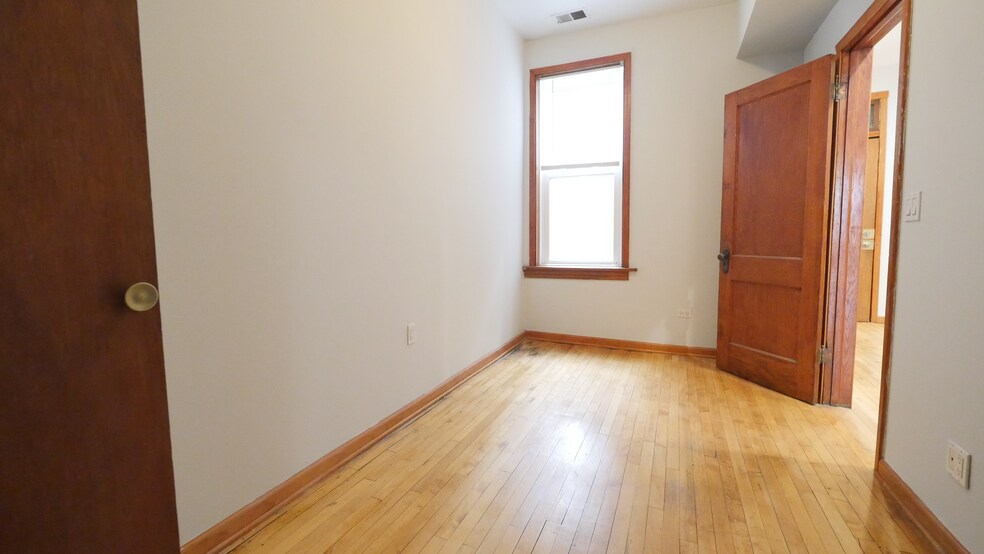 Building Photo - 1422 N Maplewood Ave