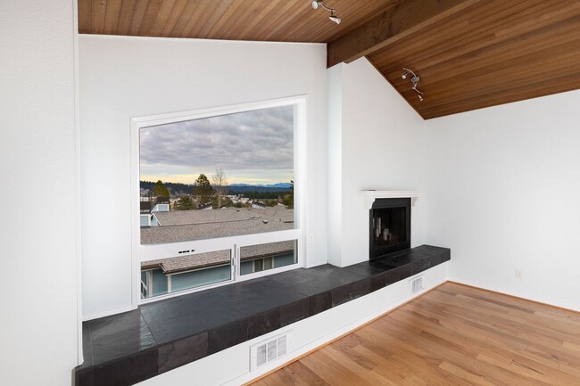 Building Photo - Top Floor 2 BD 2 BA Redmond Condo with Vau...