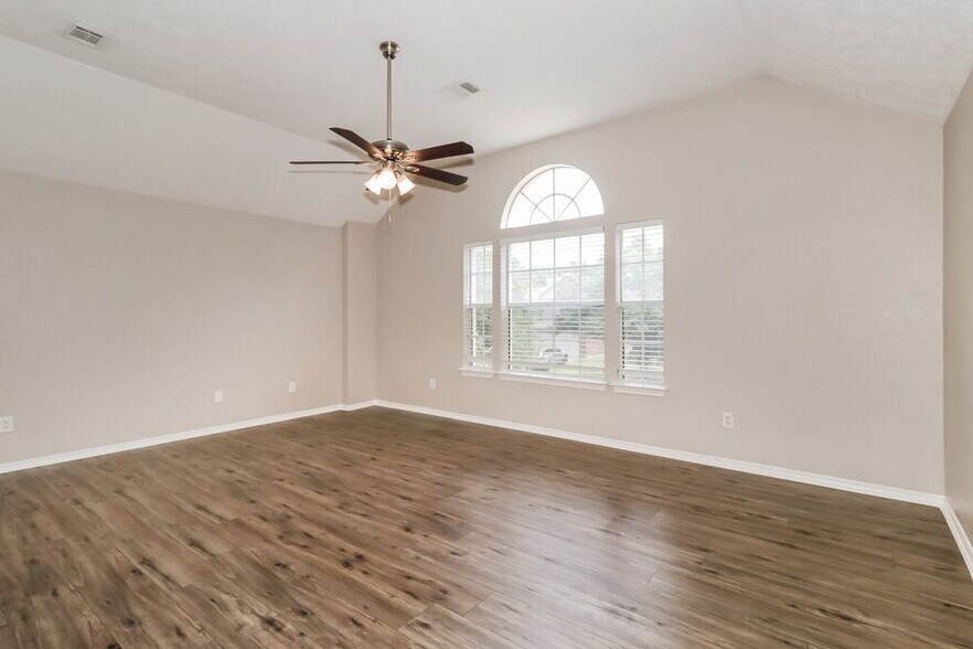Building Photo - 17116 Valley Glen Rd