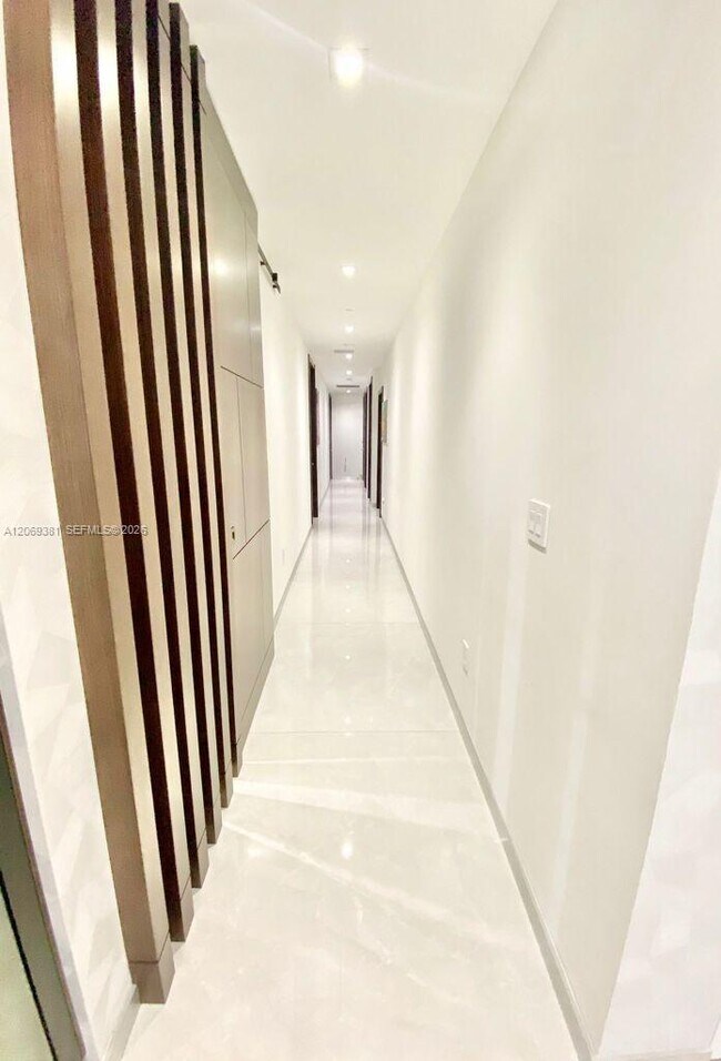 Building Photo - 16901 Collins Ave