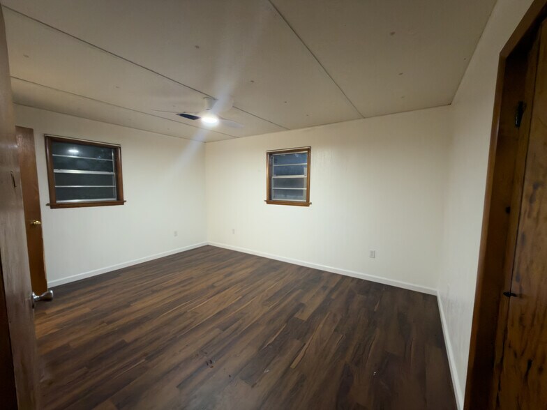 Building Photo - 2221 W 38th St N