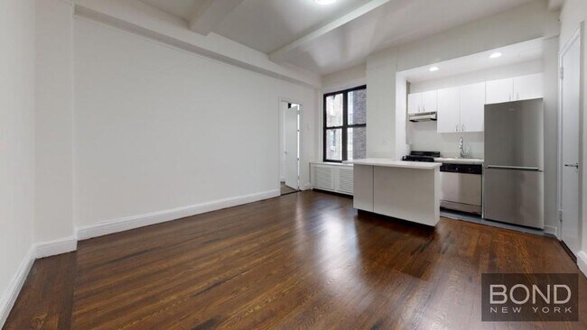 Building Photo - 140 E 46th St