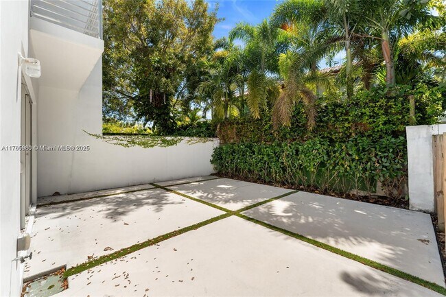 Building Photo - 1352 SW 22nd Terrace