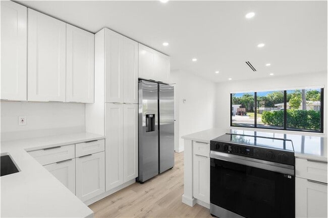 Building Photo - 455 SW 14th Ct