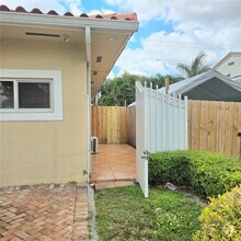 Building Photo - 7600 SW 19th Terrace