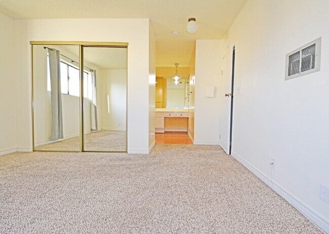 Building Photo - 8641 Glenoaks Blvd