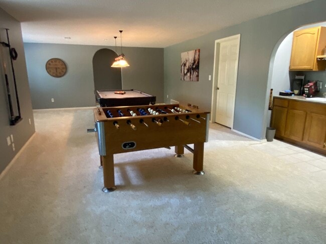 Building Photo - 840 N Bedford Ct