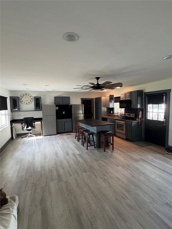 Building Photo - 2002 NE 43rd St