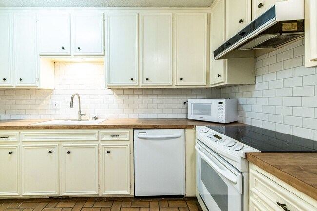 Building Photo - 1/2 Off 1st months rent