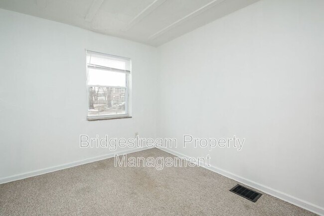 Building Photo - 325 Wallace Dr