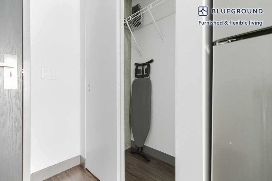 Building Photo - 215 W Lake St