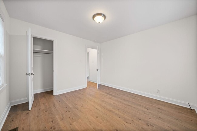 Building Photo - Renovated 2 bedroom home for rent Near Downtown Clarksville!