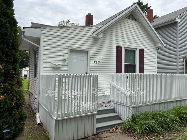 Building Photo - 917 Prytania Ave