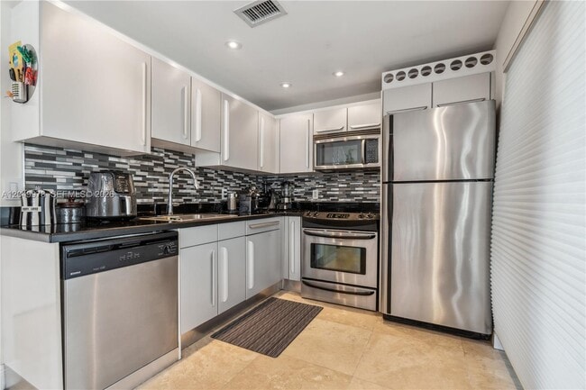 Building Photo - 7700 Collins Ave