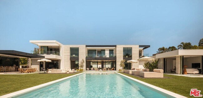 Building Photo - 6889 Dume Dr