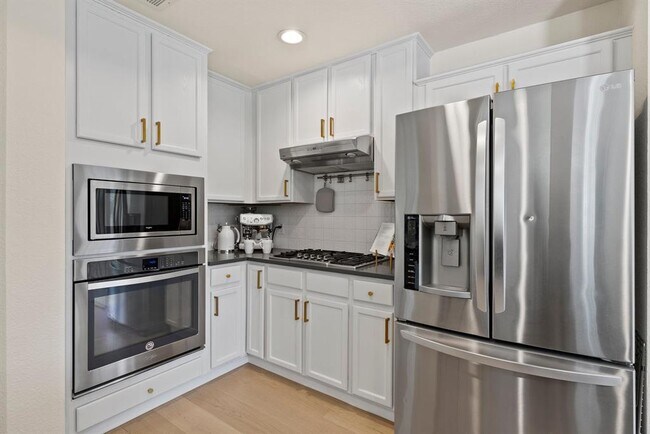 Building Photo - 3504 Flora Vista Loop
