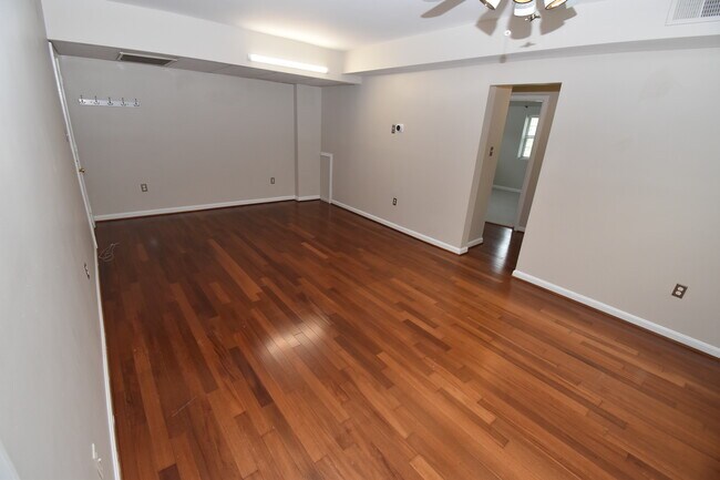 Building Photo - 1816 Queens Ln