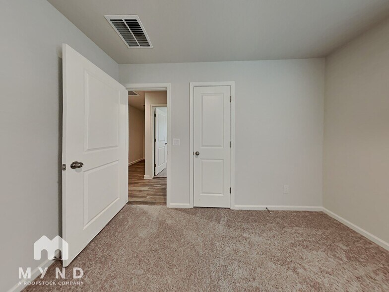 Building Photo - 10253 W Wenden Dr