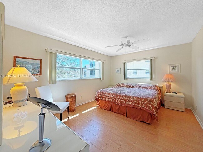 Building Photo - 1030 Country Club Dr