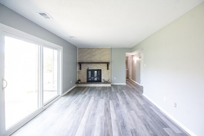 Building Photo - 3 Bed 1.5 Bath Condo in Lakewood Estate