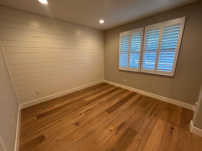 Building Photo - Brighton Oaks Beauty Just Steps from Downt...