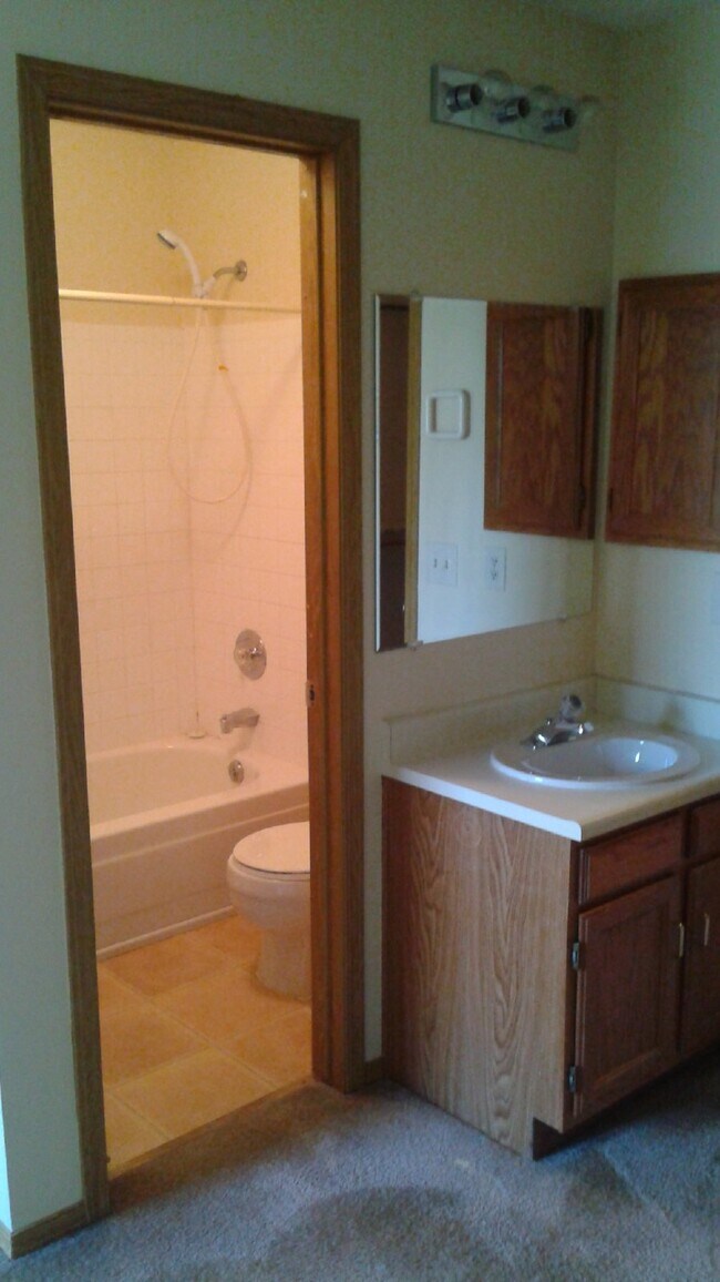 Building Photo - Available Now! "Charming 2-Bed Townhouse w...