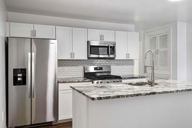 Building Photo - Totally Updated 3 bed, 3 bath, AMAZING loc...