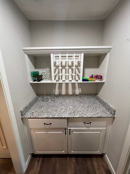 Building Photo - 807 Kavanagh Dr