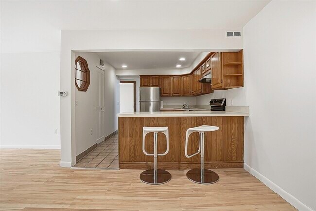 Building Photo - 59 School St