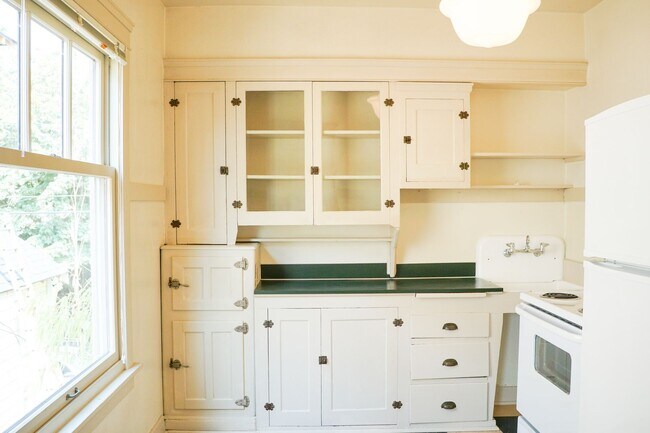 Building Photo - Charming Buckman Studio: Hardwoods, Walk-in Closet & More!