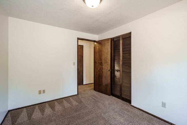 Building Photo - GREAT LOCATION!!! Single Level 3 bedroom 2...