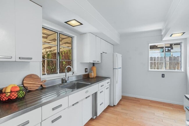 Building Photo - Charming Mid-Century Home with Detached St...