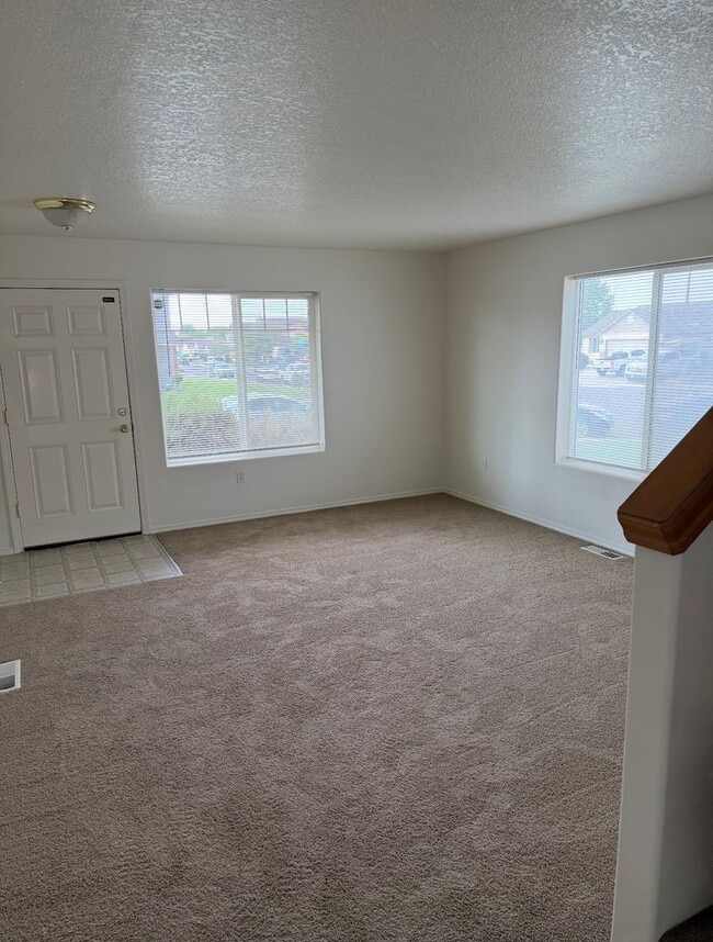 Building Photo - MOVE IN SPECIAL!!! Spacious 4-Bedroom Rent...