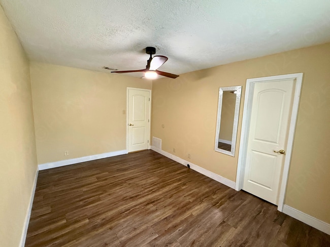 Building Photo - Move-In Special. Half off the first full month's rent with a 12-month lease.